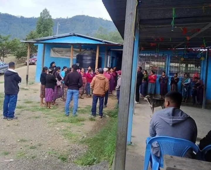  Padres de familia en Chiantla Huehuetenango soldaron las puertas del establecimiento educativo. Foto K’usal Noticias GT 