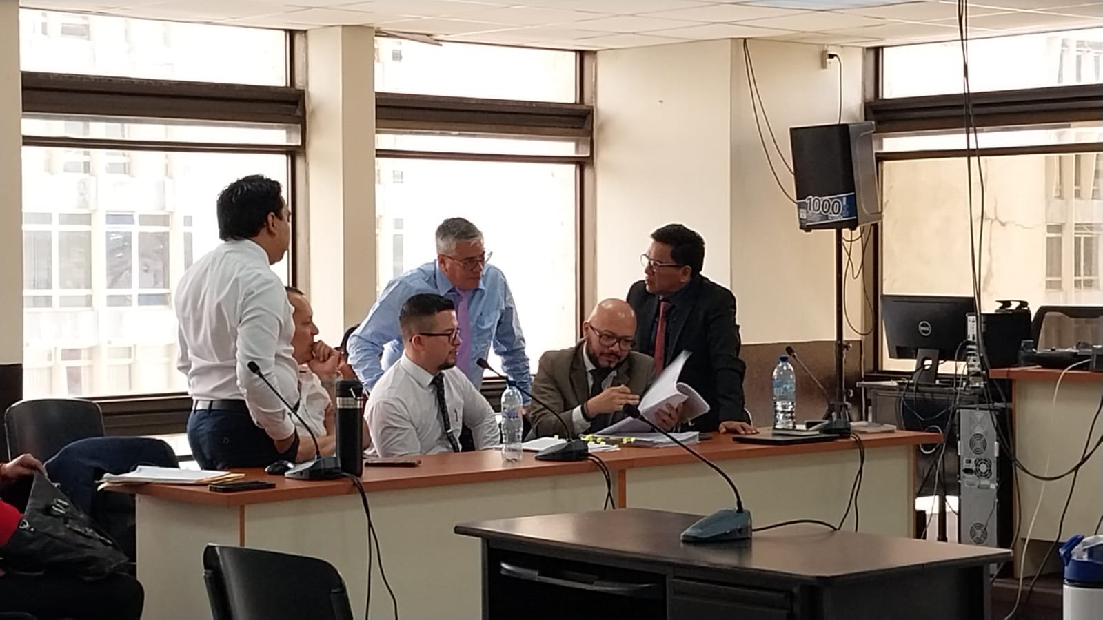 Abogados defensores de los acusados revisan las pruebas presentadas por los querellantes. Foto: Jasmin López 