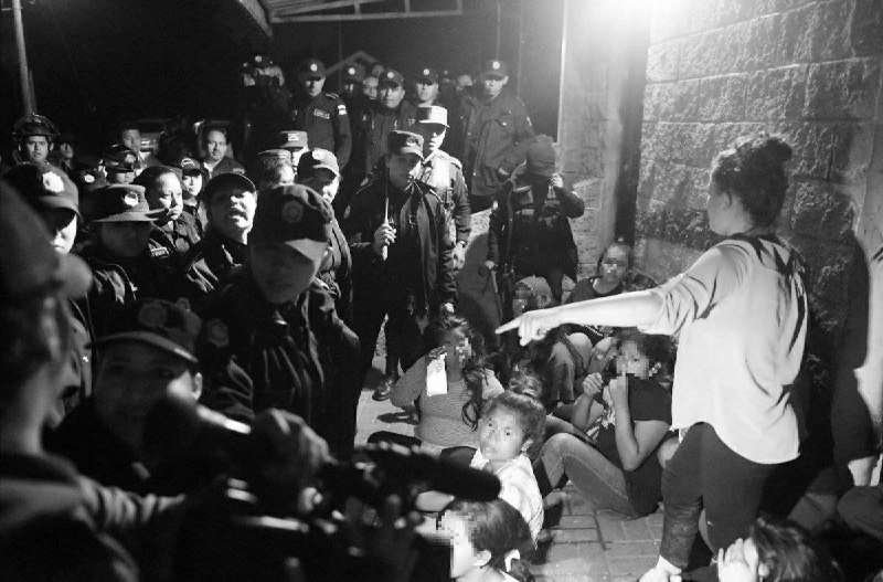  Niñas afuera del hogar y policías. Foto: de redes 