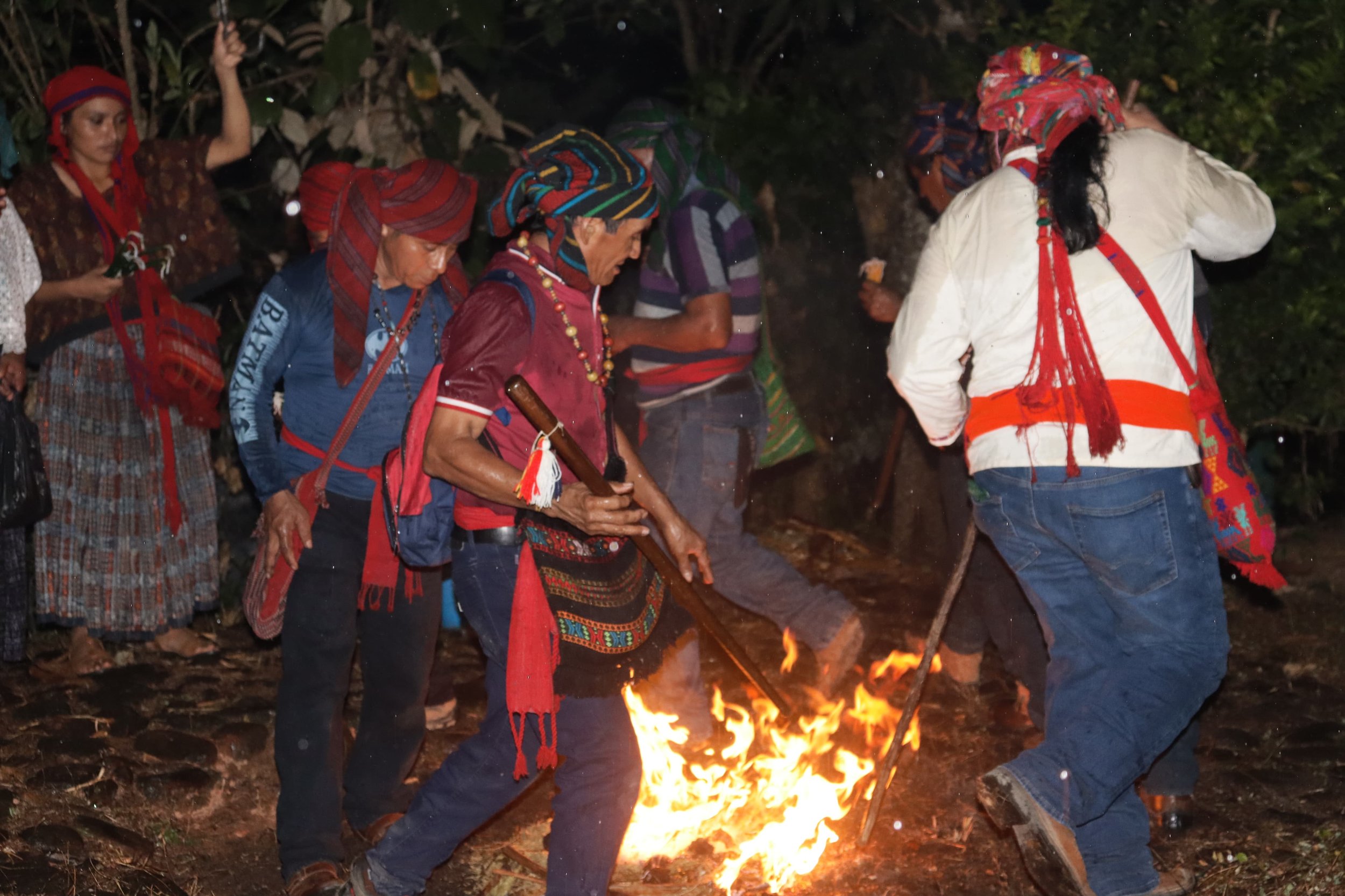  Guías espirituales realizan una ceremonia la noche del 28 de mayo para dar la bienvenida a los mártires. Foto Juan Bautista Xol 