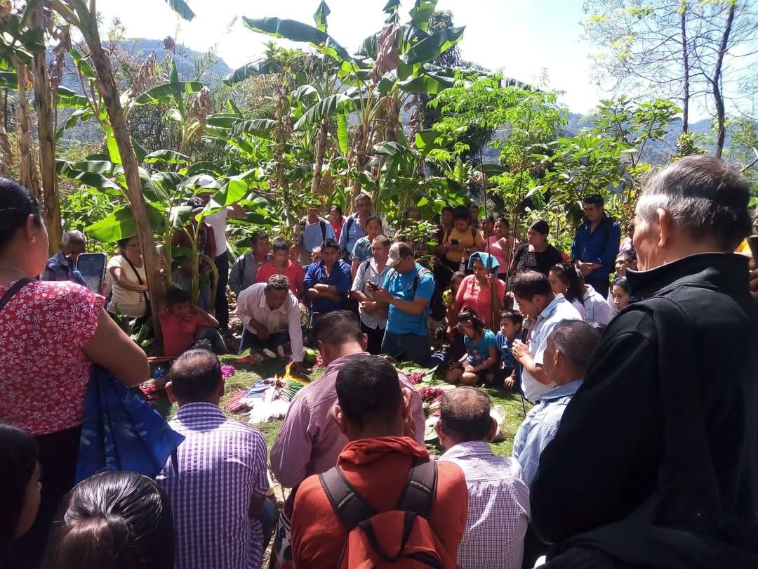 Las autoridades se comprometen a seguir fortaleciendo la organización comunitaria. Foto del Consejo Indígena Ch’orti’ de Olopa 