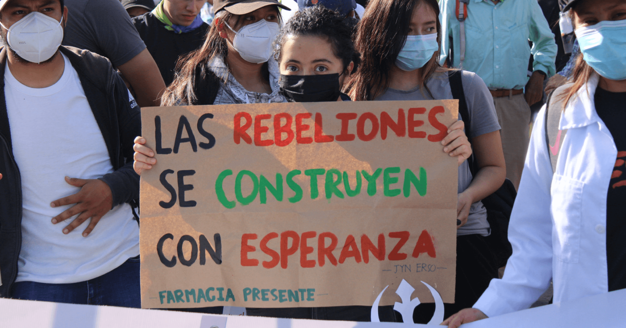  Una estudiante de la Facultad de Ciencias Químicas y Farmacia participa en la movilización de estudiantes del 11 de agosto del 2022. / Fotografía: Kristhal Figueroa 