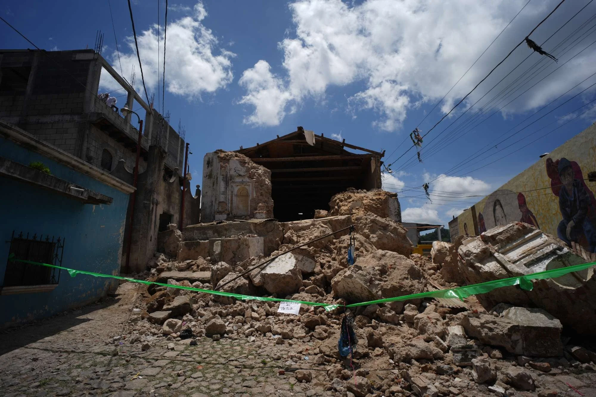  La iglesia El Calvario, un templo emblemático de Santa María de Jesús, no resistió los temblores. Foto Eddy Zeta 