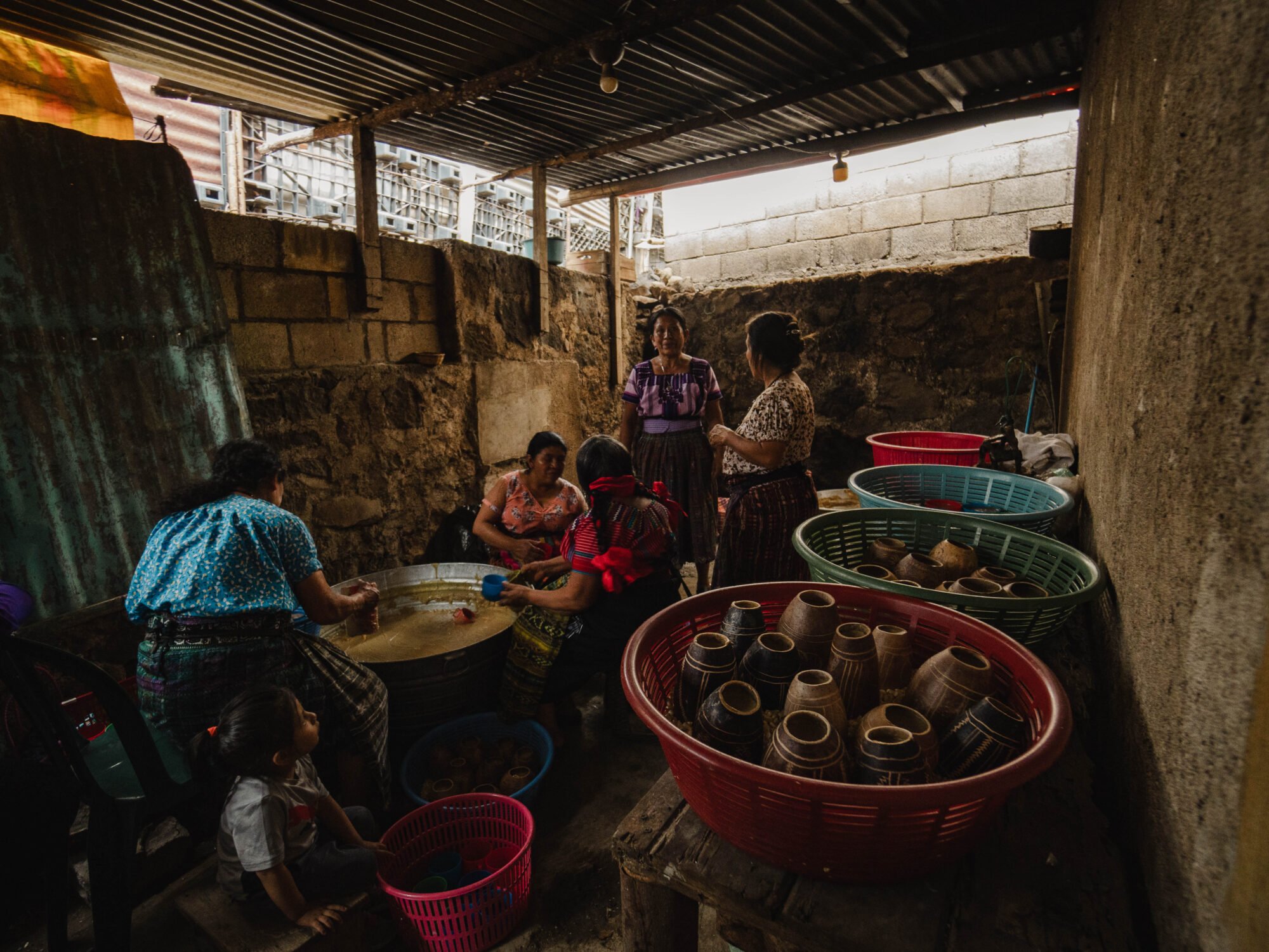  Mujeres preparan el tradicional atol matz’ que se reparte a las personas durante el Miércoles Santo. Foto de Alex PV 