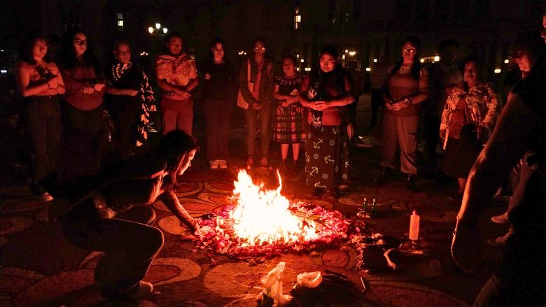 En la Plaza de las Niñas se realizó una vigilia para recordar la memoria de las 56 niñas víctimas del incendio. Foto Jasmin López.