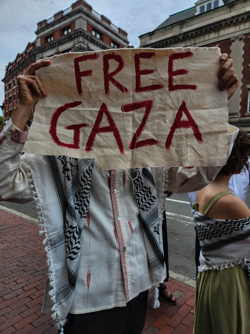 Protesta durante el principal acto de graduación de la Universidad de Harvard en los EEUU. Foto Prensa Comunitaria 