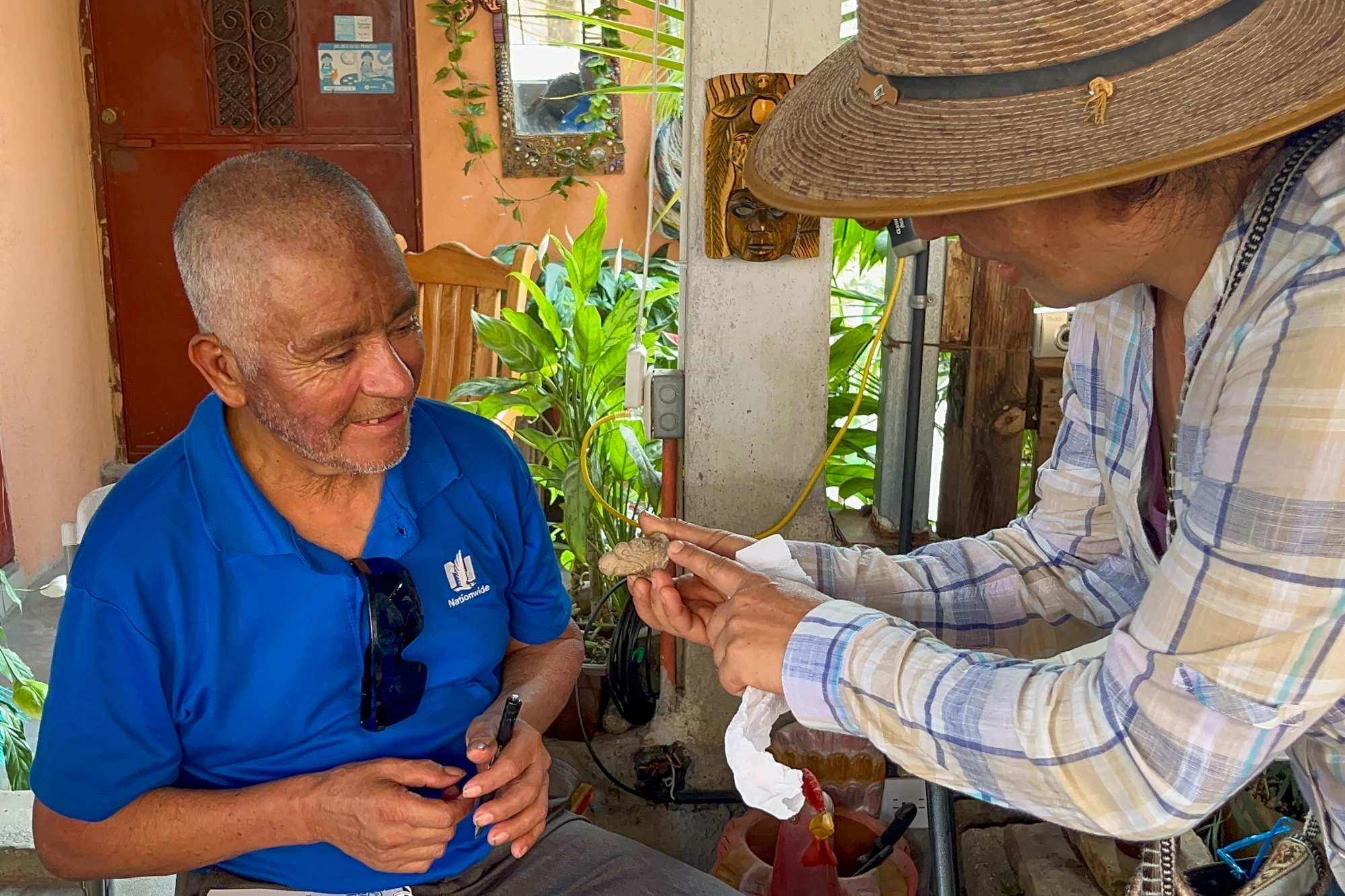  Tata Chonito, junto a una lideresa comunitaria de Palencia, comparte saberes sobre las piezas de barro encontradas en el territorio. 