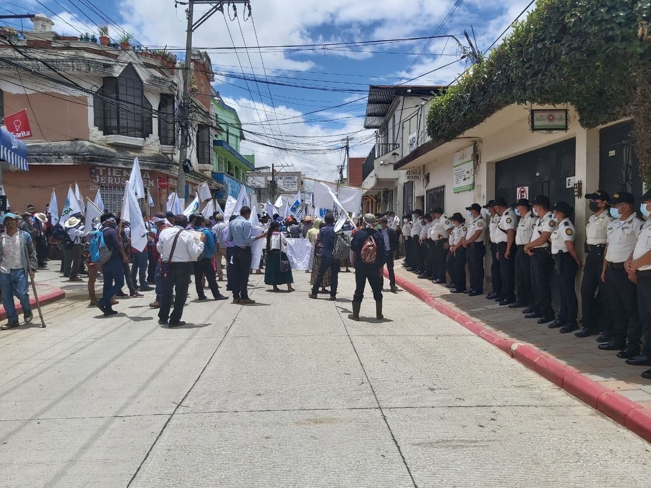  Elementos de la Policía Nacional Civil vigilaron las manifestaciones en distintos puntos del país. Foto: Elias Oxom. 