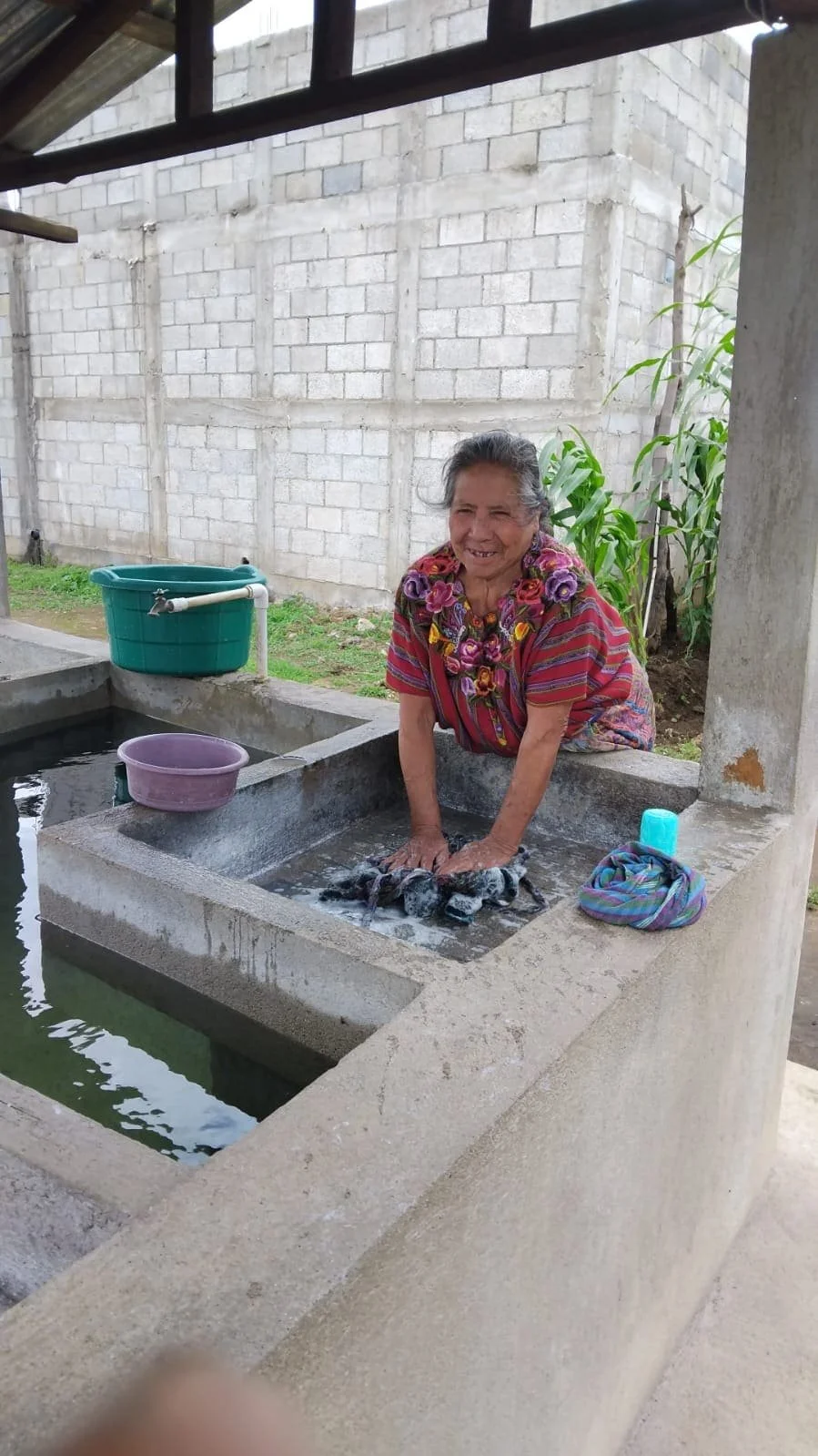  Mujeres lavan ropa en las pilas públicas del municipio. Foto Joel Solano 