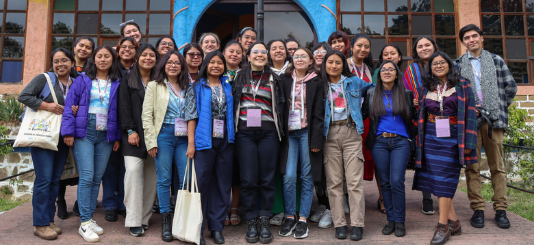 Descripción: Mujeres jóvenes organizadas en el encuentro de “Jóvenes Defensoras” de la Red Interuniversitaria contra la violencia y acoso sexual y de Visibles Guatemala. Fotografía: María José España