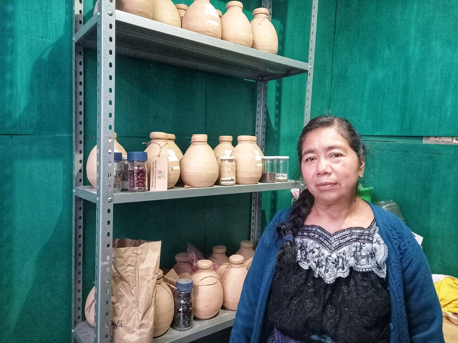  Carmela Chuc en el cuarto donde guarda las semillas nativas. Foto de Hugo Bulux 