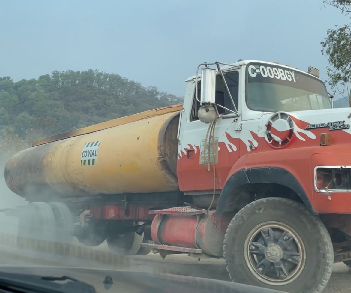  Un pipa rotulado por COVIAL fue utilizado por la empresa constructora para los trabajos en el vertedero municipal. Foto de Prensa Comunitaria 