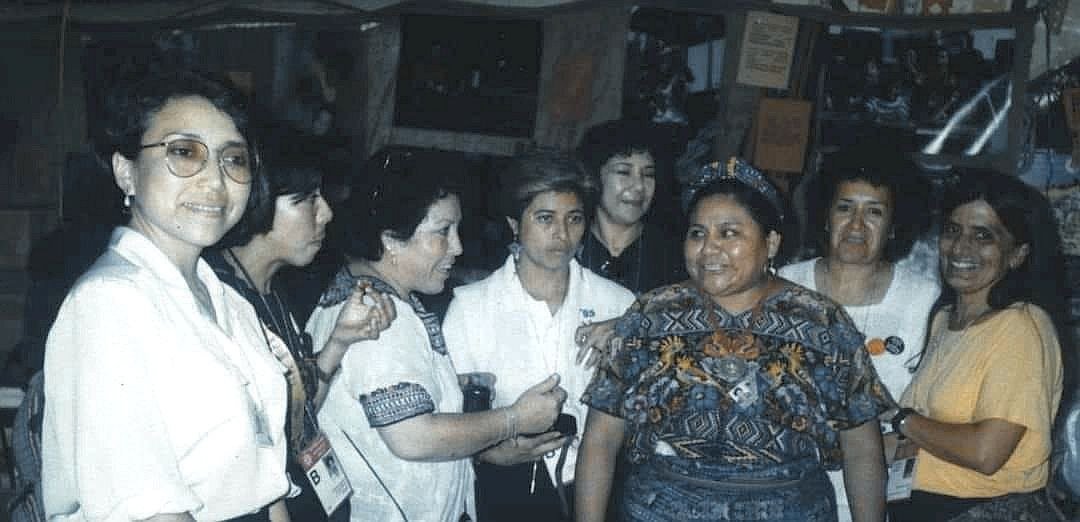  De izquierda a derecha: Luz Méndez Gutiérrez, Julieta Soto, Rosa María Wantland, María Eugenia Mijangos, Rigoberta Menchú, y Silvia Solórzano Foppa. Fotografía tomada del Facebook de Rosa María Wantland. 