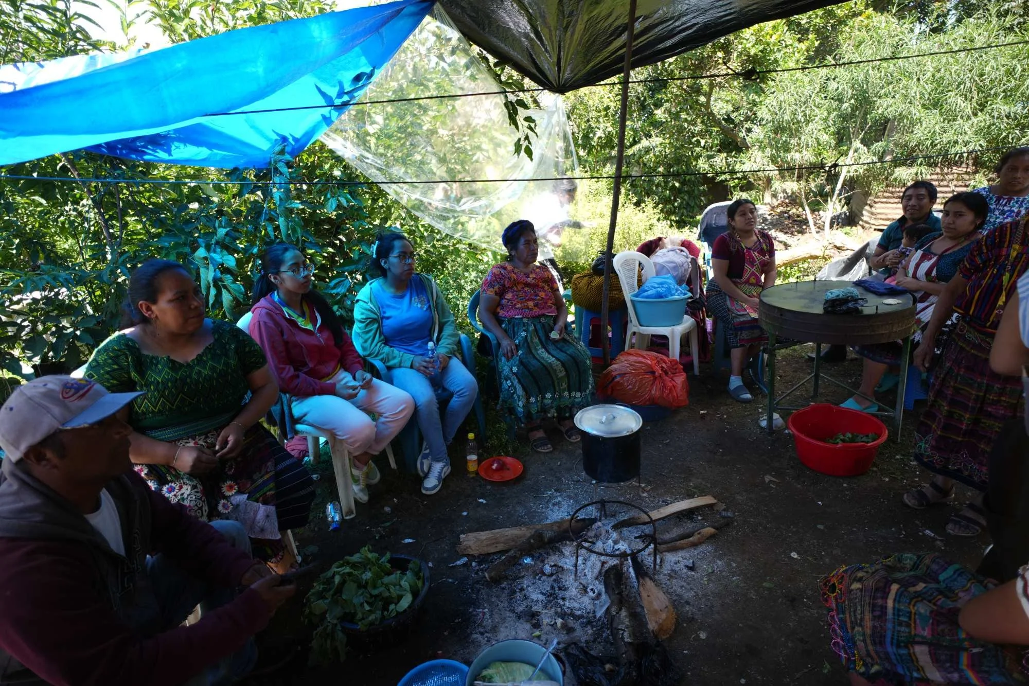  Vecinas y vecinos se han refugiado en el patio de la casa de Petronila Simón. Foto Eddy Zeta 