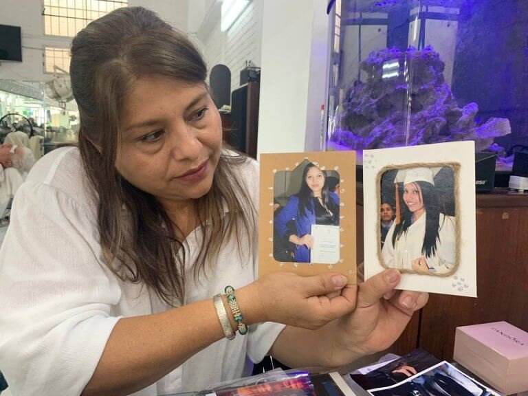  Ada comparando fotografías de Luz María. Foto: Andrea Rodríguez 