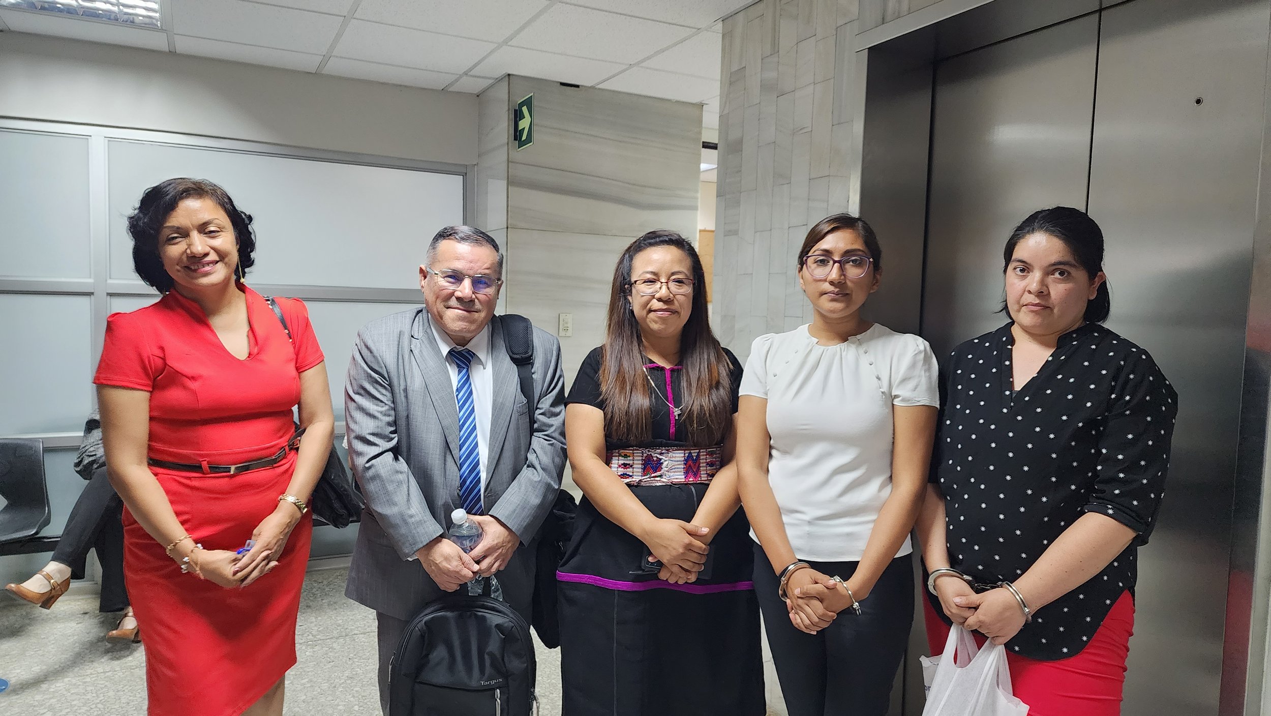  Las exfiscales auxiliares Aliss Morán y Paola Escobar junto a su equipo legal. Foto de Regina Pére 