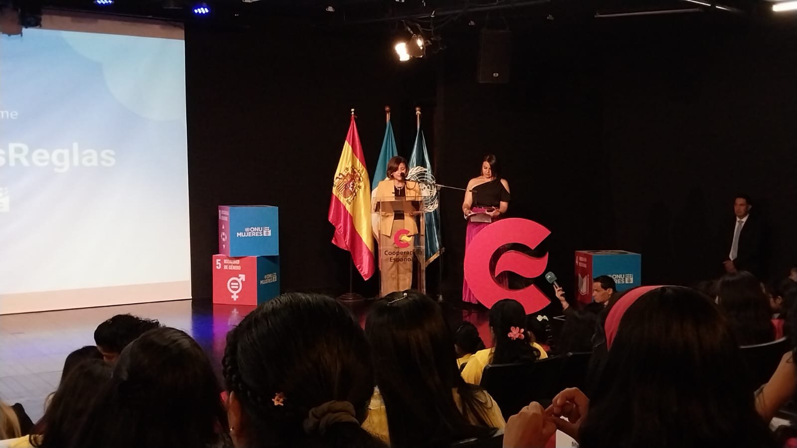  La doctora Karin Herrera, vicepresidenta de la República, dirige unas palabras a las niñas y adolescentes. Foto: Jasmin López 