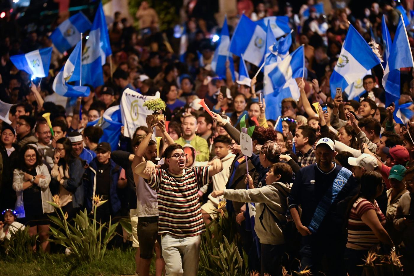  La población guatemalteca celebró en la Plaza Obelisco la victoria de Bernardo Arévalo y Karin Herrera en la segunda vuelta electoral. Ciudad de Guatemala, 20 de agosto de 2023. Foto de Prensa Comunitaria 