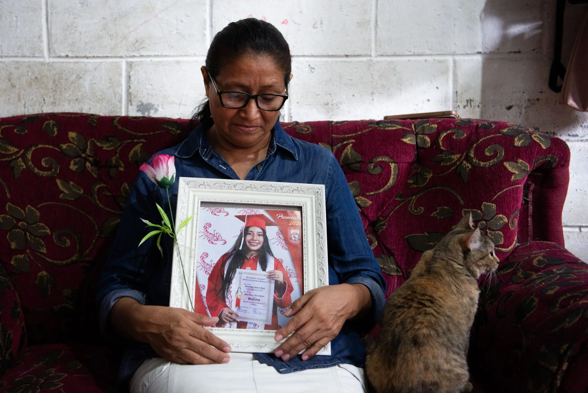  Ismelda muestra la documentación académica de su hija. Foto de Prensa Comunitaria 