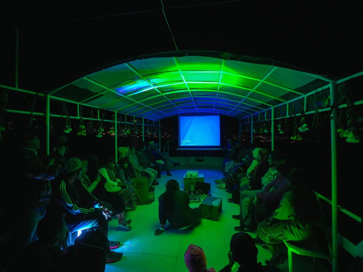  Exposición de arte mientras el barco navegaba sobre el lago de Atitlán. Foto de Alex PV 