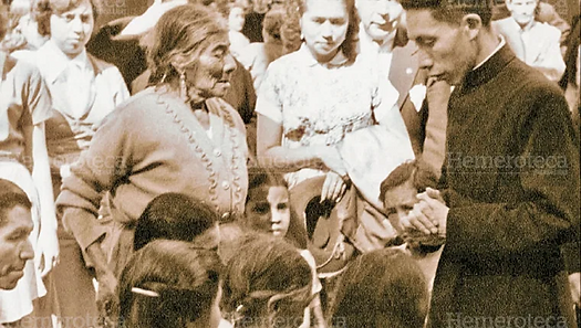  Padre Hermógenes junto a mujeres y la niñez en San José Pinula. Foto de Hemeroteca 
