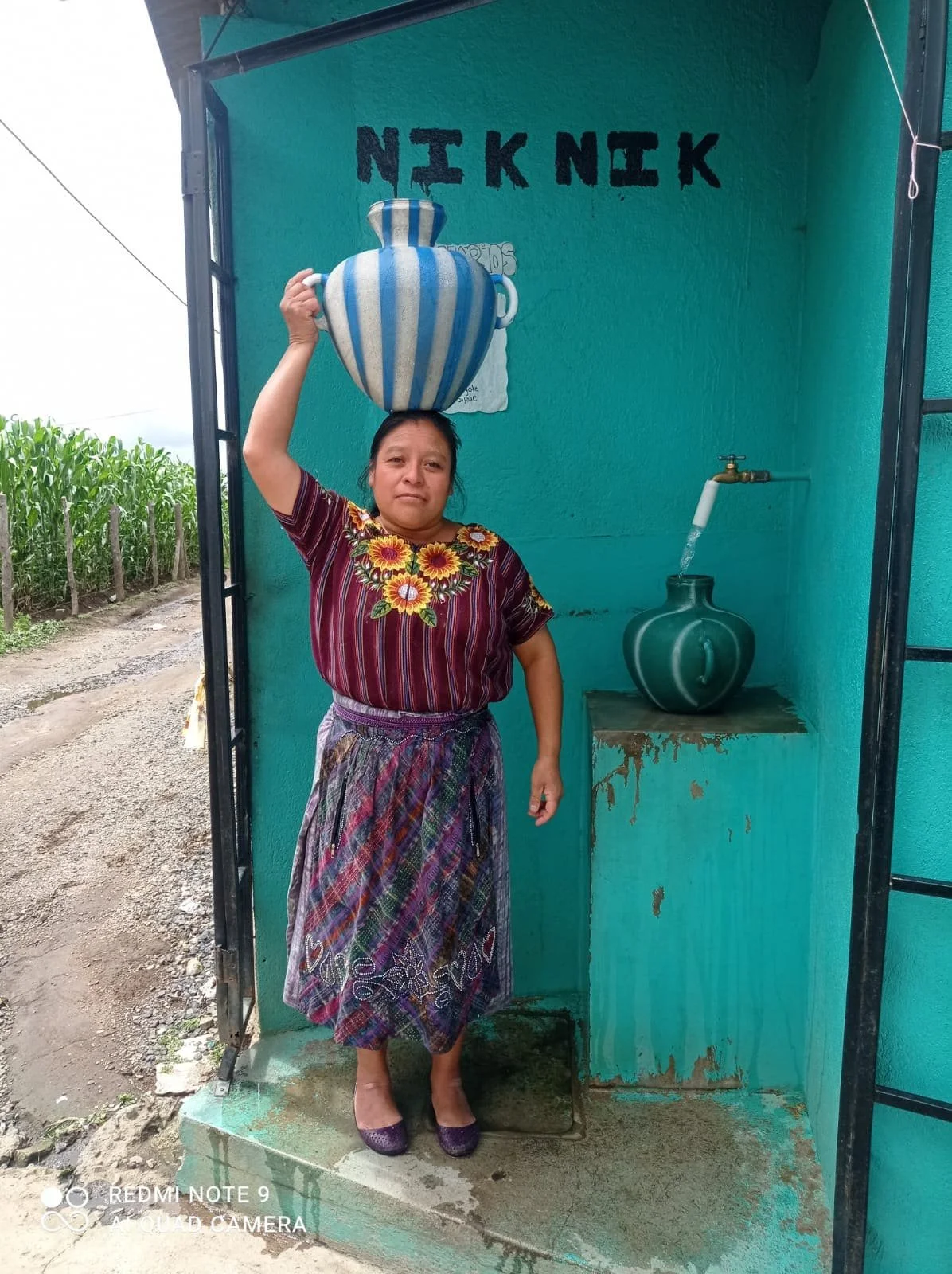  Mujeres llenan sus tinajas en los llamados llena cántaros. Foto Joel Solano 