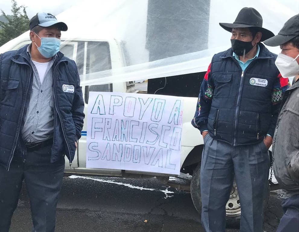  Alcalde de Santa María Alayo muestra su apoyo al exfiscal de la FECI. Foto: Paolina Albani. 
