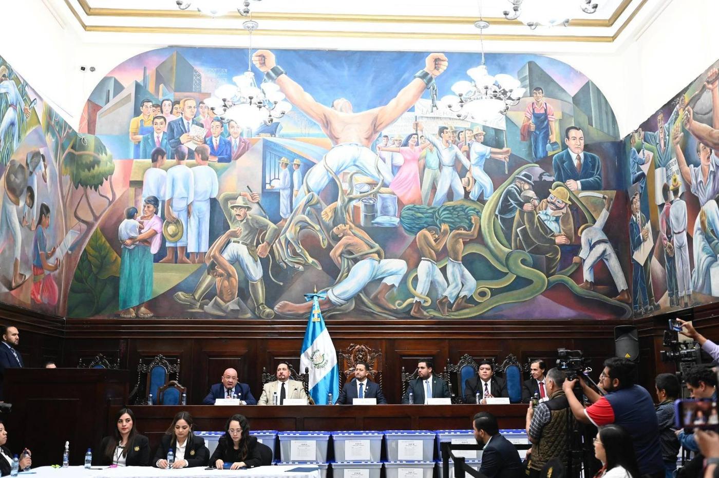  Las Comisiones de Postulación entregaron este lunes al presidente del Congreso de la República, Nery Ramos, los expedientes de los candidatos, así como las actas de las sesiones que se realizaron desde el 30 y 31 de julio.  FOTO: Prensa Comunitaria 