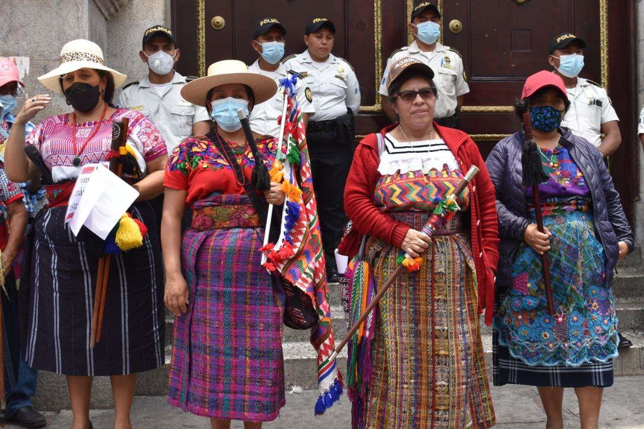  Luz Emilia Ulario Zavala, alcaldesa indígena de Santa Lucía Utatlán, durante una manifestación en 2022. Foto Francisco Simón 