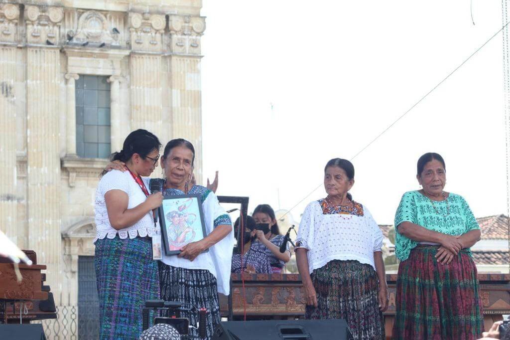  Abuelas de Sepur Zarco reciben reconocimiento. Foto: Prensa Comunitaria 