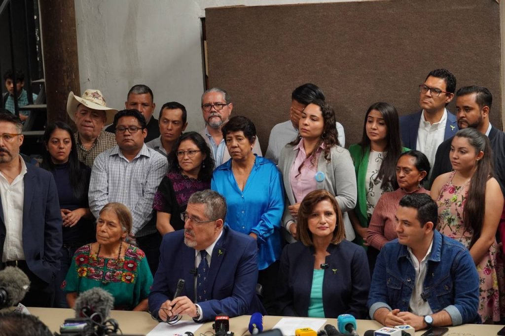  Bernardo Arévalo de León y Karin Herrera, binomio presidenciable de Movimiento Semilla. Conferencia de prensa del 13/7/2023 en ciudad de Guatemala. 