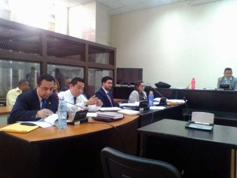  Una audiencia atropellada La audiencia que se llevó a cabo este lunes 19 de marzo sufrió dos inconveniente, una que los sindicados llegaron 45 minutos después de la hora indicada por retrasos del Sistema Penitenciario y a consideración de sus abogados defensores la audiencia no puede realizarse sin ellos, y la otra, la abogada Jennifer Bravo de la asociación Mujeres Transformando el Mundo (MTM) pidió que la audiencia se aplazara porque tendría otra diligencia en Jalapa en horas de la tarde. Ante los inconvenientes presentados el juez Pedro Rodolfo Lainez junto a los abogados tanto querellantes como defensores, decidieron aplazar la audiencia para el martes 20 de marzo, pero al hacerlo realizó su ingreso Carlos Roda, por lo que la audiencia prosiguió. 