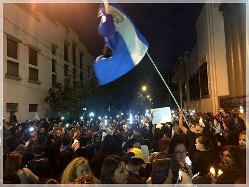  Manifestación en el parque.  Foto: el Periódico 
