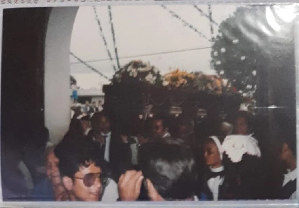  Vecinos acompañan el entierro del padre Hermógenes. Fotografía de cortesía de la familia del padre 