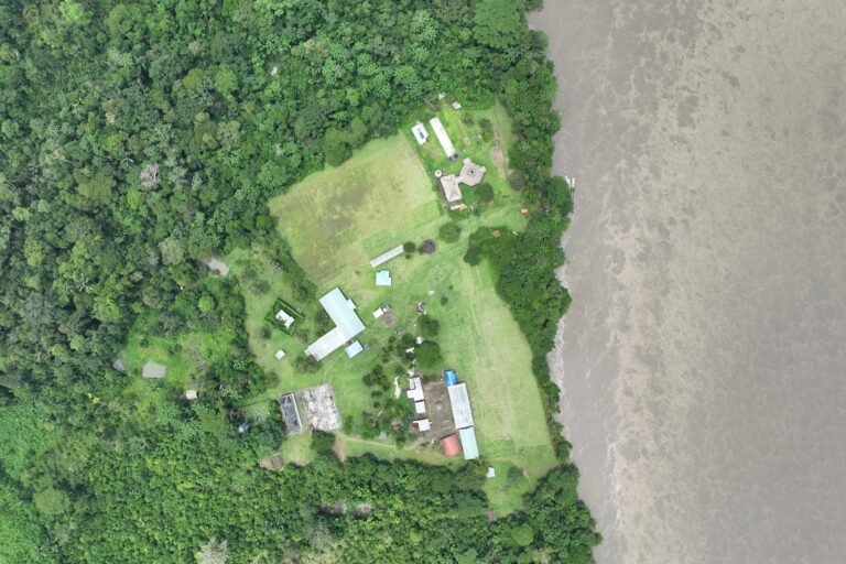  En el centro comunitario de Sani Isla está la escuela, espacios de reuniones y actividades deportivas, y las malocas de Sani Warmi. Foto: Rhett Butler 