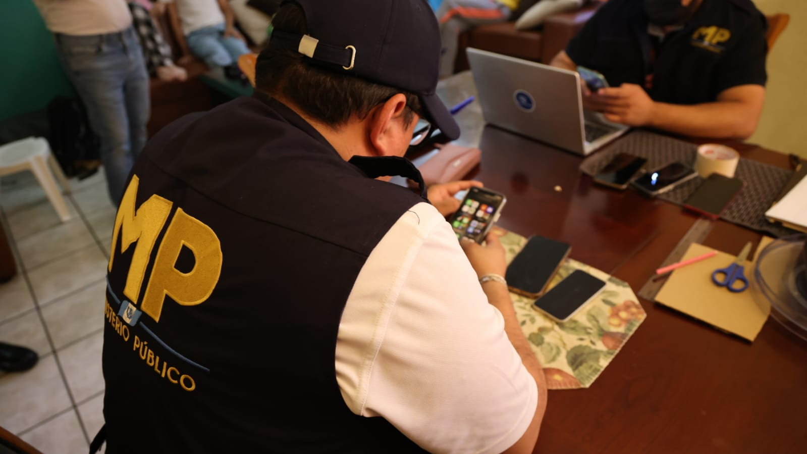  Un juez ordenó la extracción de dispositivos electrónicos, como computadoras y teléfonos móviles de los implicados en el caso. Foto: MP Colegio/Ministerio Público 