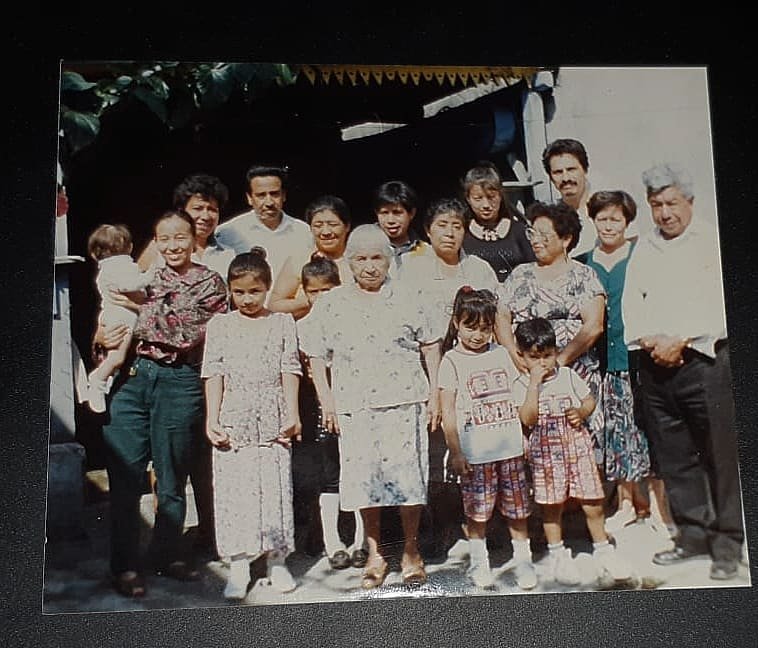  Foto familiar en el patio de mi casa, volteando la cabeza, probablemente 1996. / Fotografía: Familia Ramírez 