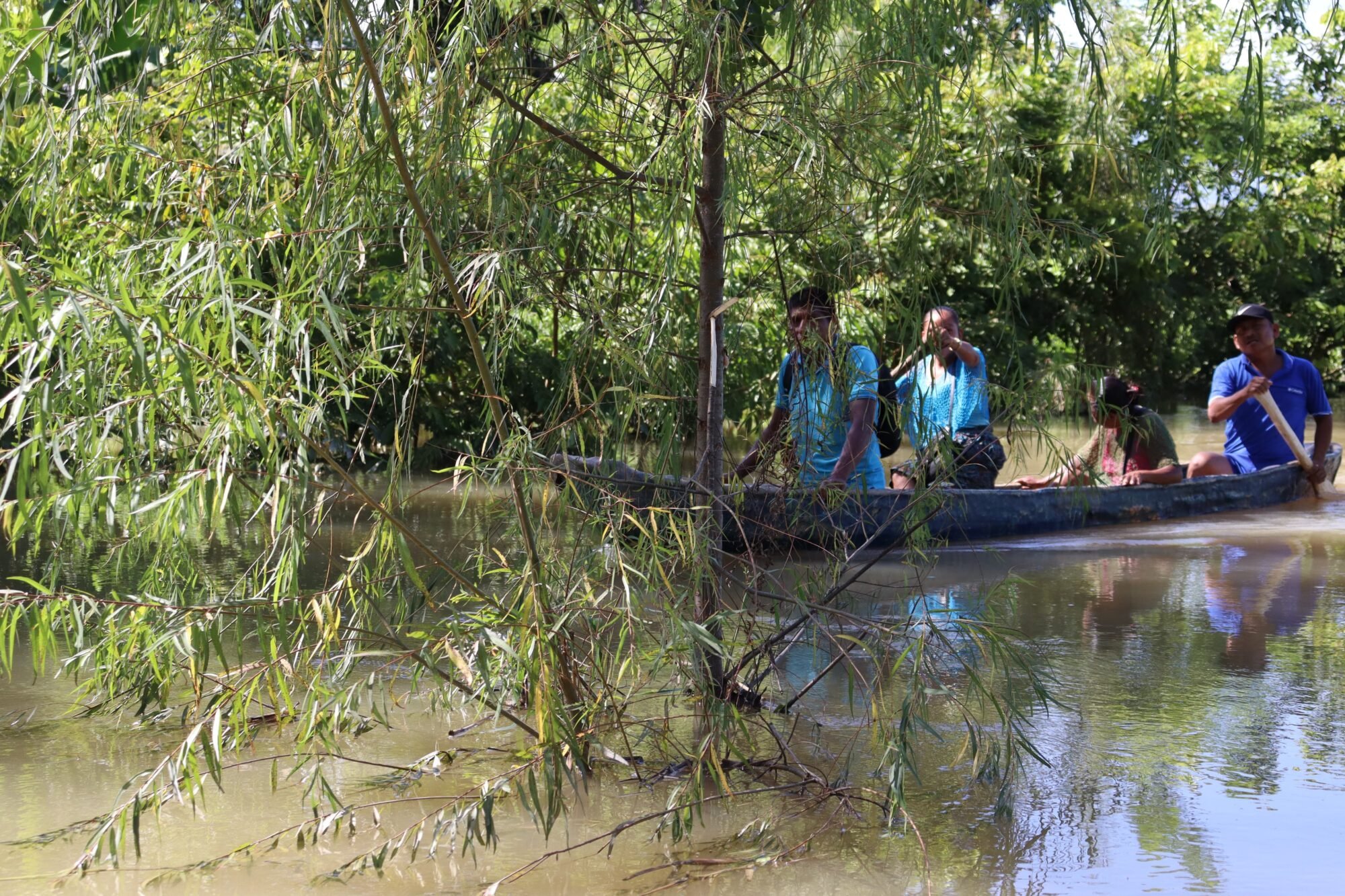  Familias Q’eqchi’ transitan sobre el agua del río Polochic. 