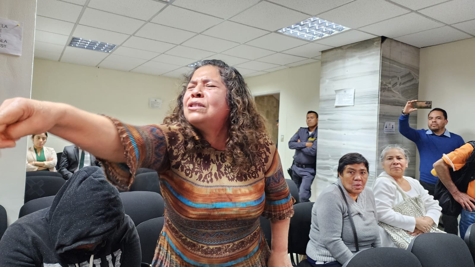  Sandra Gómez reacciona con lágrimas a la sentencia. Foto Regina Pérez 