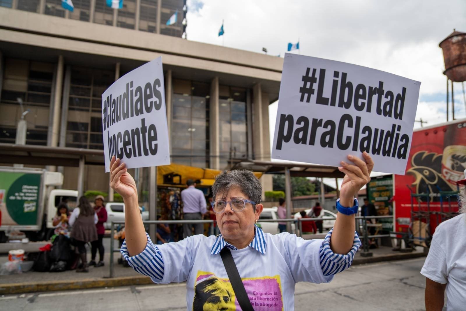  Una persona protesta a favor de la abogada Claudia González afuera de la torre de Tribunales. Foto Emmanuel Andrés 