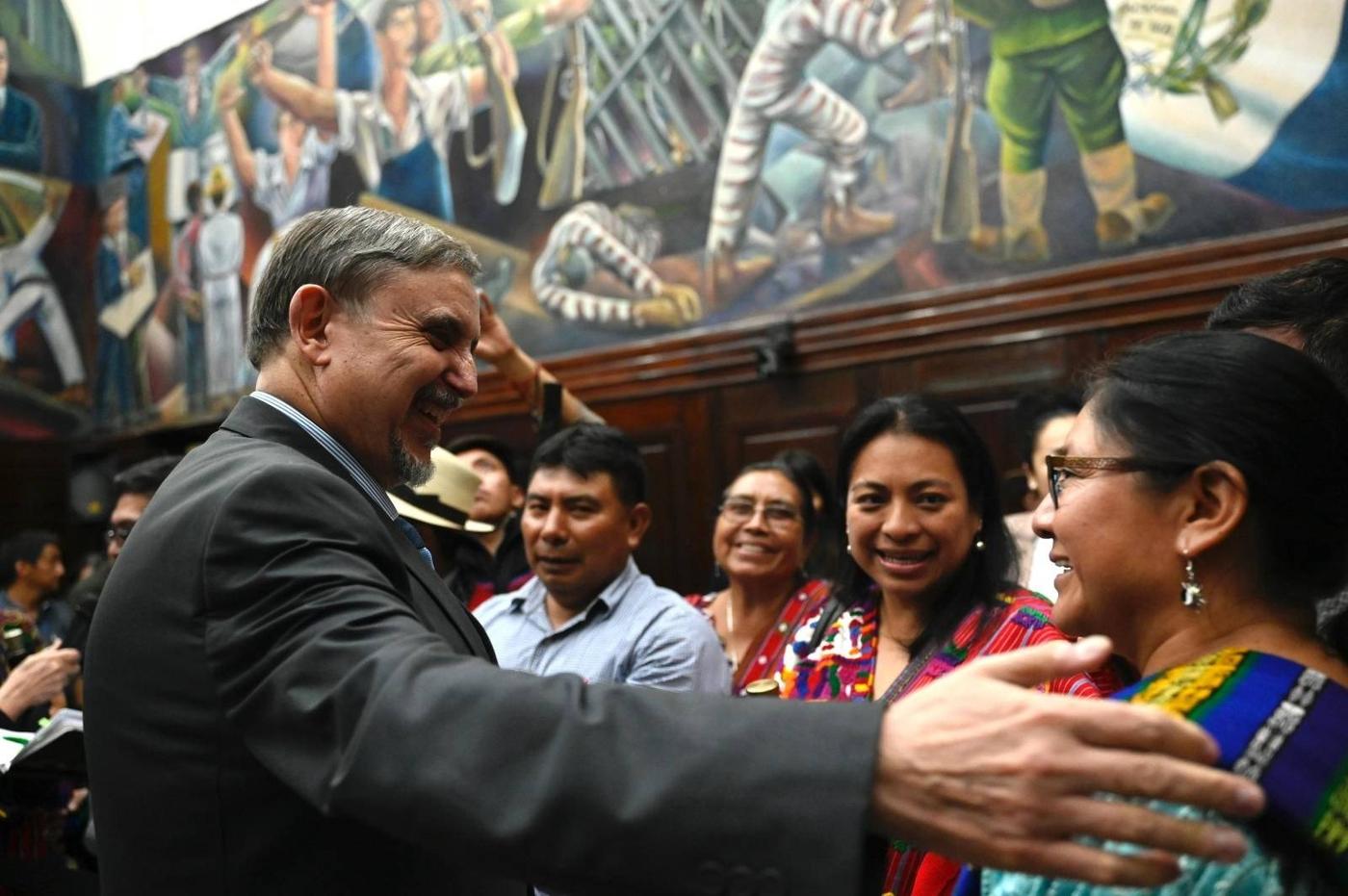  Las Comisiones de Postulación entregaron este lunes al presidente del Congreso de la República, Nery Ramos, los expedientes de los candidatos, así como las actas de las sesiones que se realizaron desde el 30 y 31 de julio.  FOTO: Prensa Comunitaria 