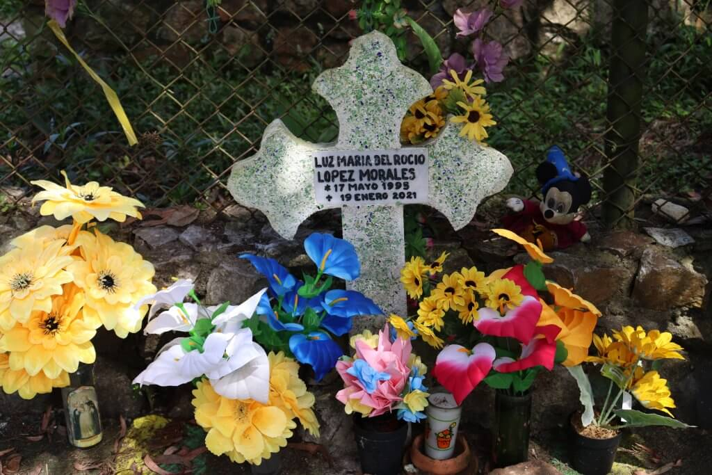  Cruz conmemorativa en el lugar donde fue encontrada Luz María. La familia y amistades de Luz la adornan y rememoran siempre. Foto: María España 