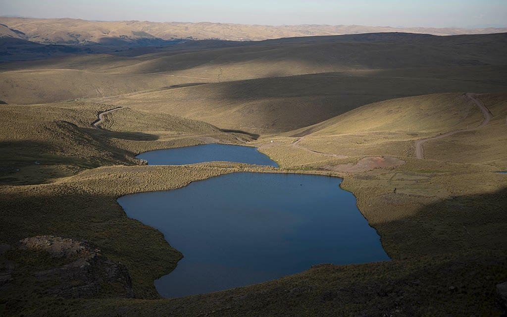  Las hermanas Machaca han logrado ‘criar’ 71 lagunas en Quispillaccta, en Ayacucho. Fotografía: Omar Lucas 