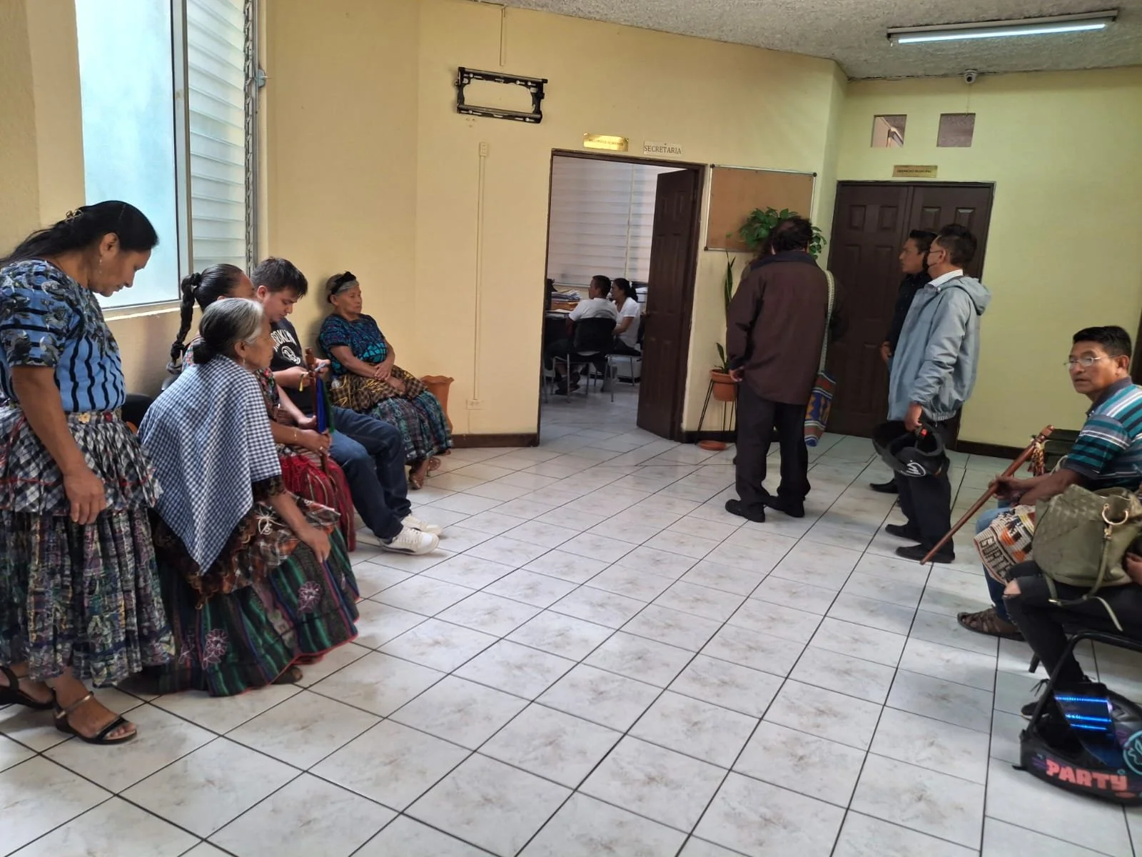  El 8 de agosto de 2025, comunitarios de Chinautla llevaron una carta al Concejo Municipal en seguimiento al fallo. Foto AIDA 