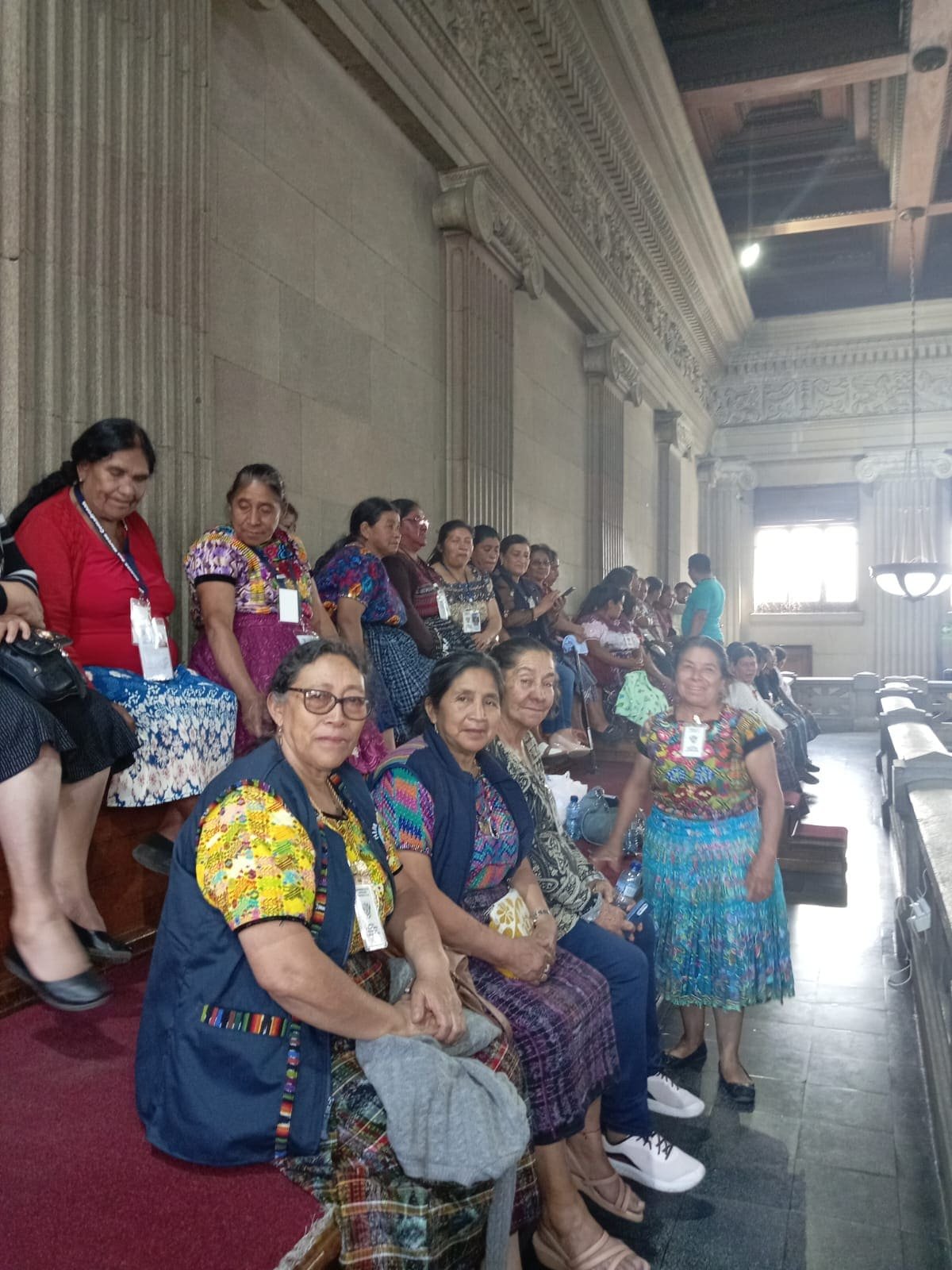  Angelina Sacbajá (frente) junto a otras abuelas comadronas en el Congreso. Foto Cortesía 