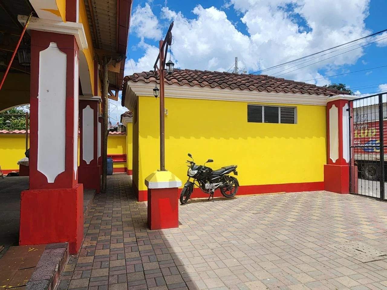  Así quedó la pared donde estaba el mural dedicado a las mujeres Achi’. Foto Cortesía 
