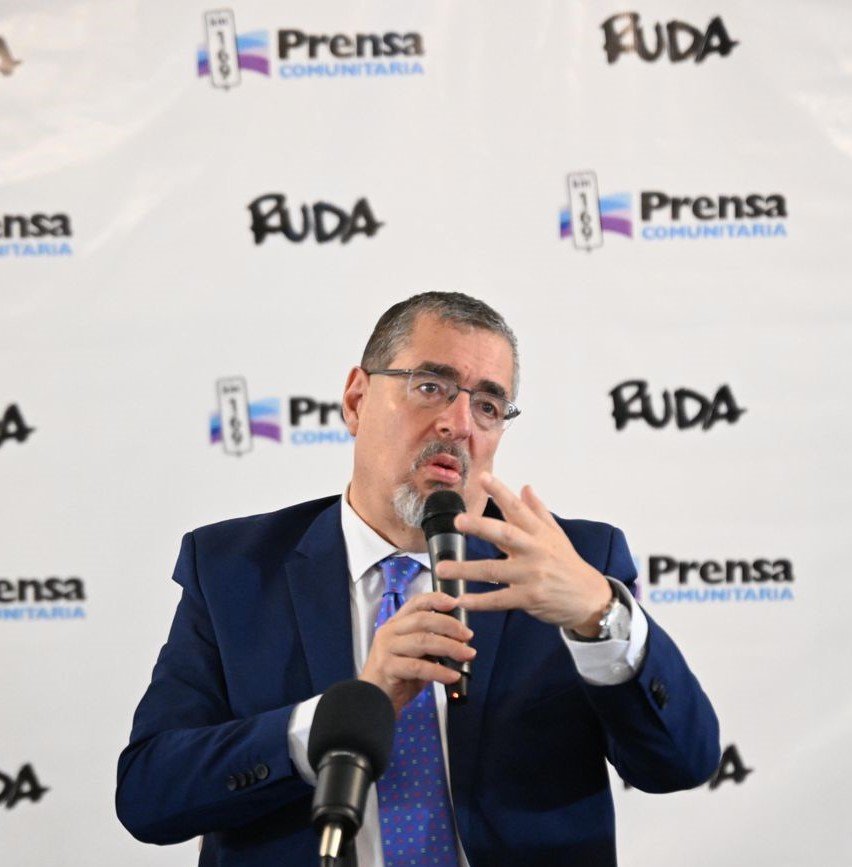  Bernardo Arévalo, presidente electo, respondiendo a las y los periodistas. Fotografía: Prensa Comunitaria. 