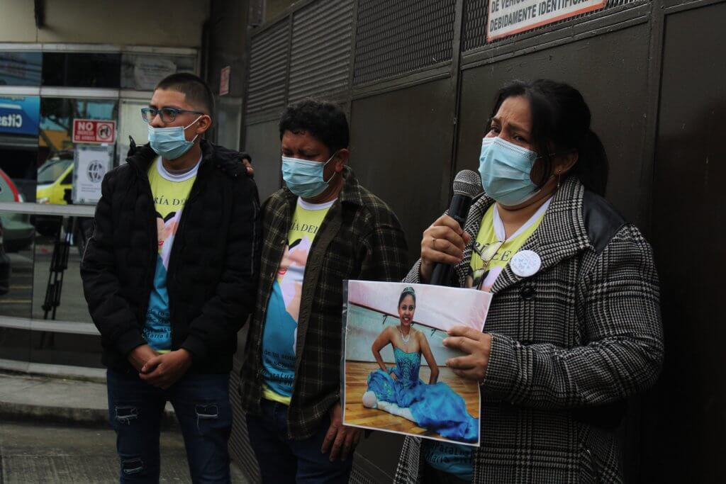  Familia de Luz María brinda palabras a las afueras del juzgado luego de escuchar la sentencia. Foto: Kristhal Figueroa. 