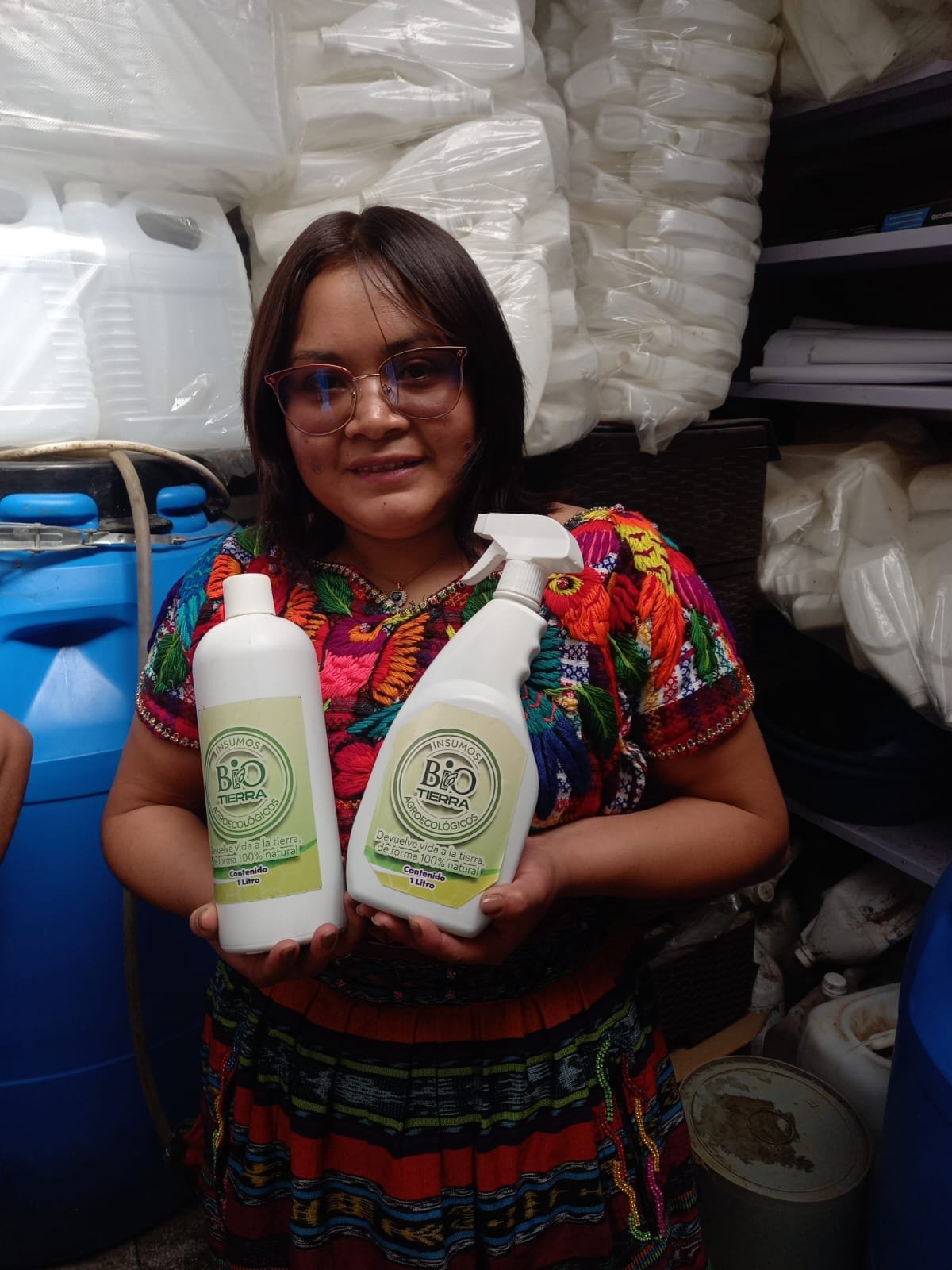  Heidy Vásquez muestra los productos que elaboran. Foto de Hugo Bulux 