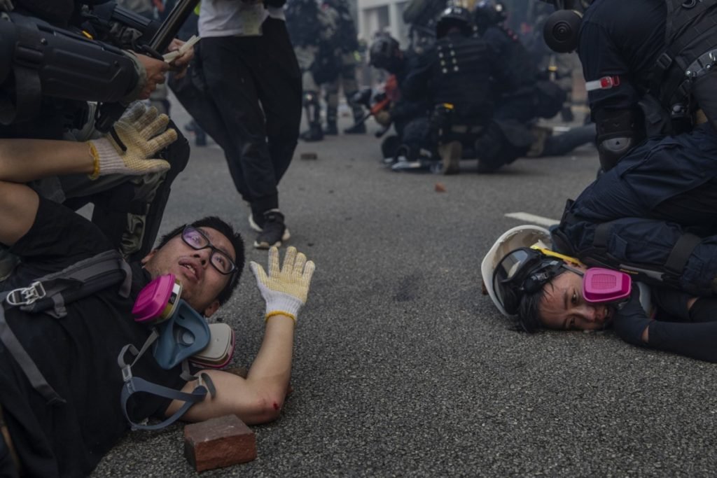  Foto por la que Susana Vera ha obtenido el premio Pulitzer. Manifestantes detenidos por la policía durante una propuesta en Hong Kong, el 29 de septiembre de 2019. Susana Vera / Reuters Fueron reconocidos en la categoría de Fotografía de Noticias de Última Hora, «por capturar la magnitud de las protestas antigubernamentales, pro democracia que se desarrollaron durante muchos meses en Hong Kong». Con este premio Susana Vera se convirtió en la primera española en ganar un Premio Pulitzer de fotografía. 
